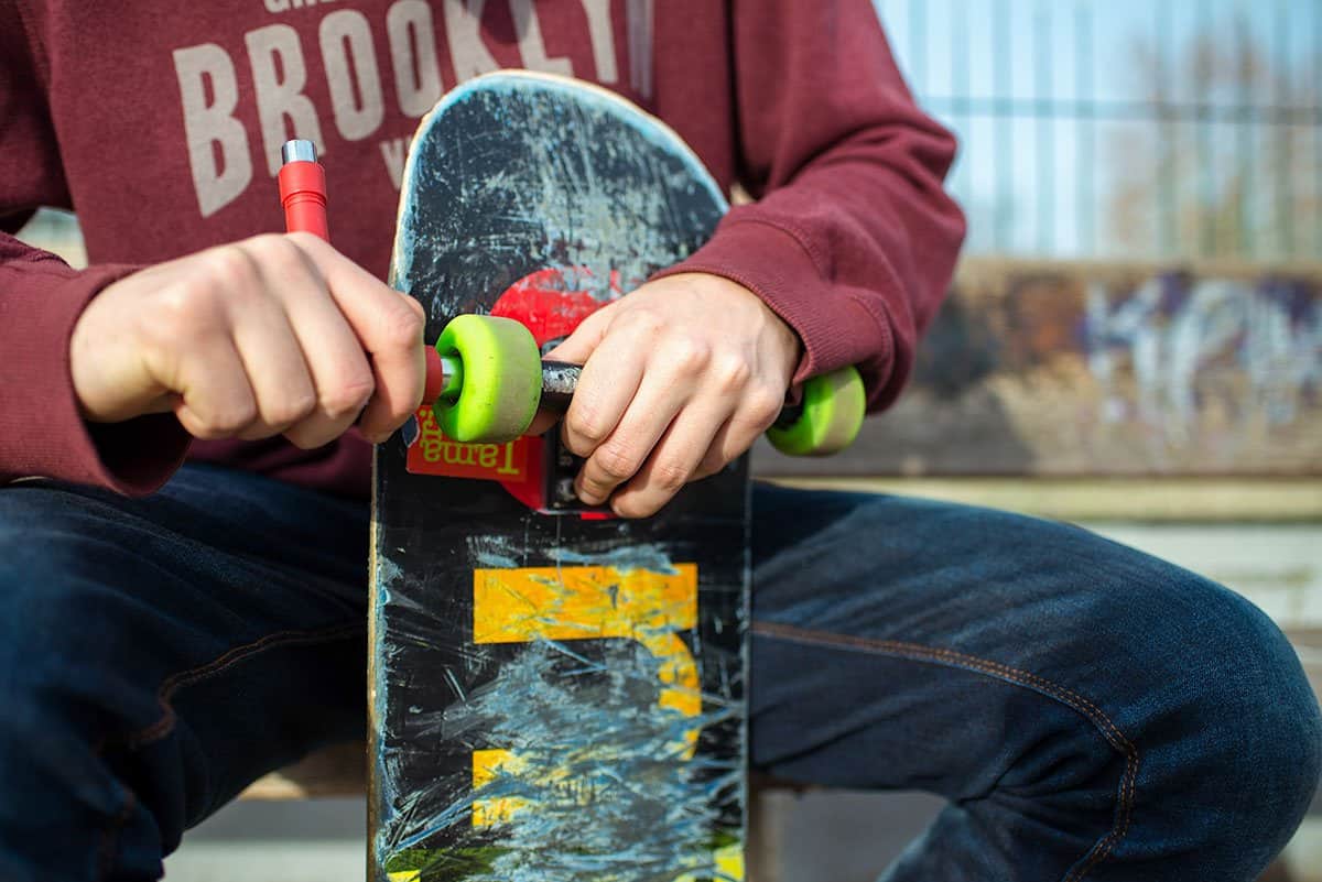 best-skateboard-bearings best skateboard bearings skateboarder removing bearings from wheels